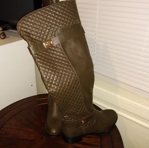 Size 8.5 boots